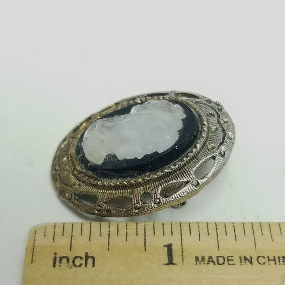 Vintage Cameo Brooch, Silver Tone and Black Oval Design, Retro Estate - Picture 4 of 6